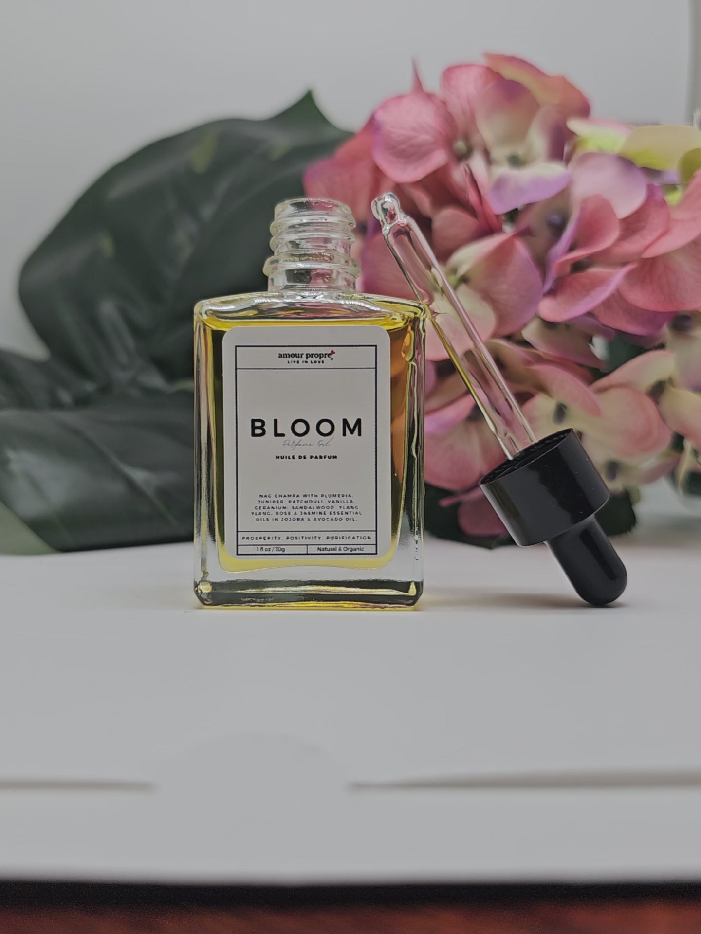 Bloom Oil Perfume – Floral Fragrance Infused with Essential Oils Huile de Parfum – Natural Bloom Scented Perfume Oil Bloom Perfume Oil – Luxurious Floral Scent with Essential Oils Roll-On Bloom Oil Perfume for a Soft, Elegant Fragrance Bloom Oil Perfume –